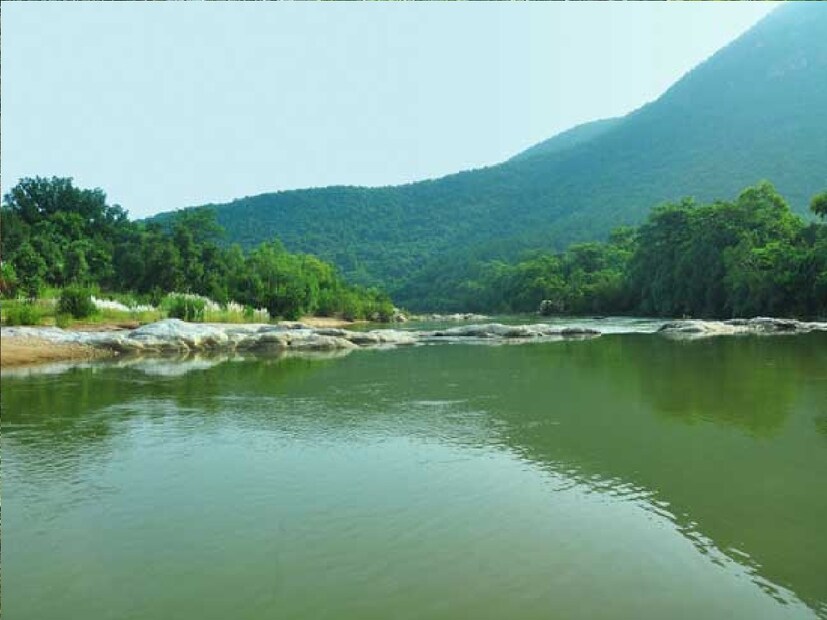 কলকাতা থেকে টাটানগর (চাইবাসা) পর্যন্ত যাওয়া যায় ট্রেনে। টাটানগর থেকে দলমা পাহাড় বাস বা ট্যাক্সিযোগে মাত্র ৪০ মিনিটেই পৌঁছে যাওয়া যায়। কলকাতা থেকে সরাসরি দলমা পাহাড় পর্যন্ত বাস চলে। 