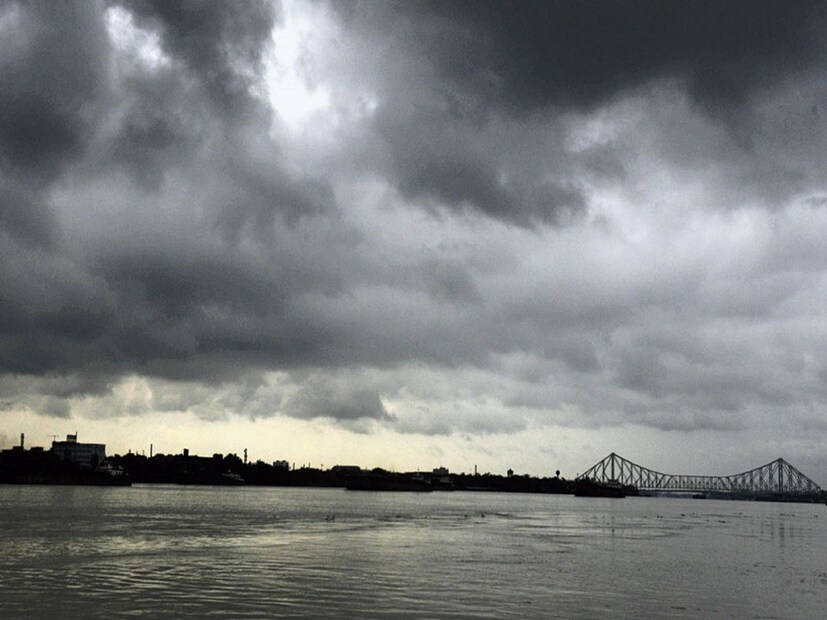 রাজ্যজুড়ে ভারী বৃষ্টি চলছে দফায় দফায়। আগামী ক'দিন কেমন থাকবে দুই বঙ্গের আবহাওয়া? আলিপুর আবহাওয়া দফতরের আবহাওয়াবিদ সৌরিশ বন্দ্যোপাধ্যায় দিলেন সেই আপডেট।  