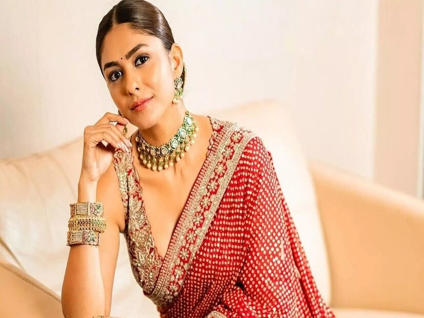 আসলে নিজের ‘জার্সি’ ছবির প্রচারে বিরাট কোহলির প্রসঙ্গে মন্তব্য করেছিলেন মৃণাল। তিনি বলেছিলেন যে, “একটা সময় ছিল, যখন আমি পাগলের মতো বিরাট কোহলিকে ভালবাসতাম। আসলে আমার ভাই ওঁর খুব বড় ভক্ত, সেখান থেকেই আমি ক্রিকেট পছন্দ করতে শুরু করি। প্রায় বছর পাঁচেক আগে এক স্টেডিয়ামে ওঁর সঙ্গে একটি ম্যাচ দেখার সুন্দর মুহূর্ত উপভোগ করার সুযোগ হয়েছিল। আমার মনে আছে, আমি পরেছিলাম একটি নীল রঙা জার্সি আর ভারতীয় দলের হয়ে গলা ফাটাচ্ছিলাম। আর আজ আমি ক্রিকেটের উপর ভিত্তি করে তৈরি ছবির অংশ হয়েছি। এটা দারুণ কাকতালীয়।”