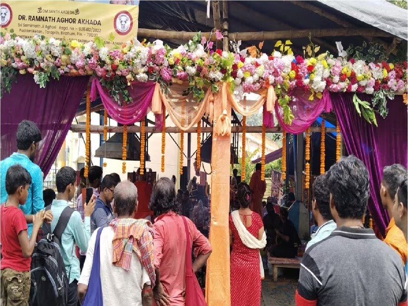 এই বিষয়ে এক তন্ত্র সাধক সমীর নাথ অঘোরী জানান, মহাশ্মশানস্থিত বামাক্ষ্যাপার পঞ্চমুণ্ডের আসন। এই পঞ্চমুণ্ডের আসন আলাদা। এখানে পাঁচটি মুণ্ড সাপের, ব্যাঙের, খরগোশের, শিয়ালের এবং মানুষের। এই আসনে বসেই বহু যুগ পূর্বে দেবীকে তুষ্ট করে তারাপীঠকে সিদ্ধপীঠে পরিণত করেছিলেন ঋষি বশিষ্ঠ।