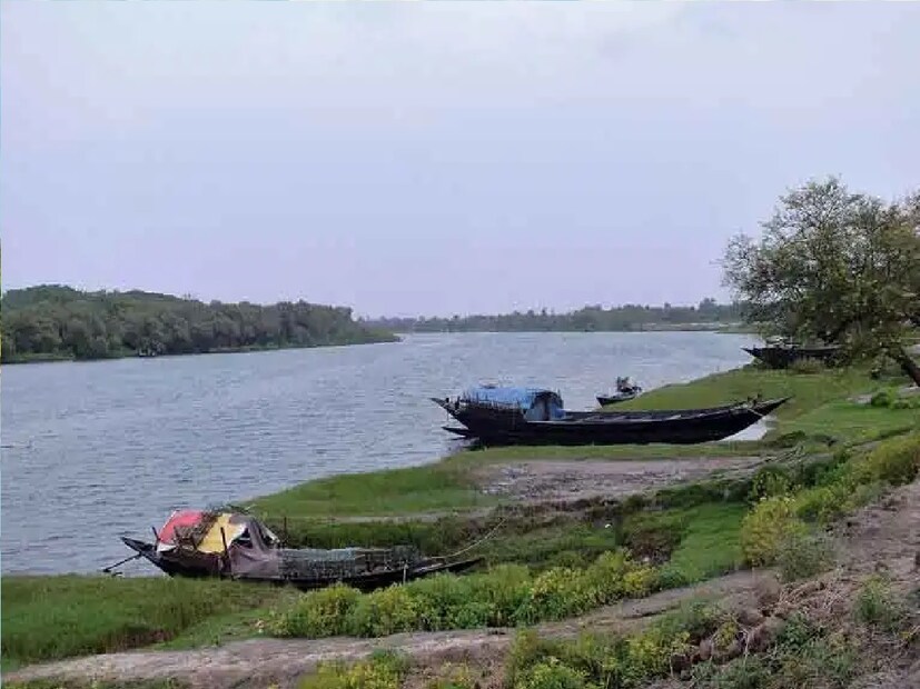 আপনি শিয়ালদহ দক্ষিণ শাখা লক্ষীকান্তপুর বা নামখানা লোকালে উঠে দক্ষিণ বারাসত বা গোচরণ স্টেশনের নেমে যে কোনও অটো বা ট্রেকার করে আপনি পৌঁছে যেতে পারেন কেল্লা আর সেখান থেকেই মাত্র কয়েক কিলোমিটার গেলেই আপনি পৌঁছে যাবেন এই পিয়ালী দ্বীপে। 