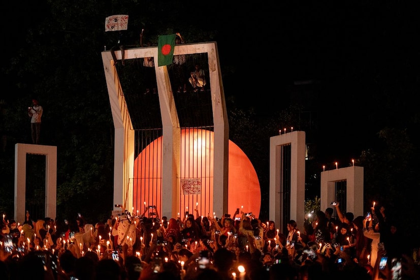 শনিবার রাজধানীর বিভিন্ন এলাকা থেকে বিক্ষোভ মিছিল নিয়ে কেন্দ্রীয় শহীদ মিনার এলাকায় একত্র হয়েছেন শিক্ষার্থী এবং সাধারণ মানুষ। প্রতিবাদীদের সেই ভিড় ছিল চাক্ষুষ করার মতো। সময় যত গড়ায়, সেই ভিড় যেন ততই বাড়ে।