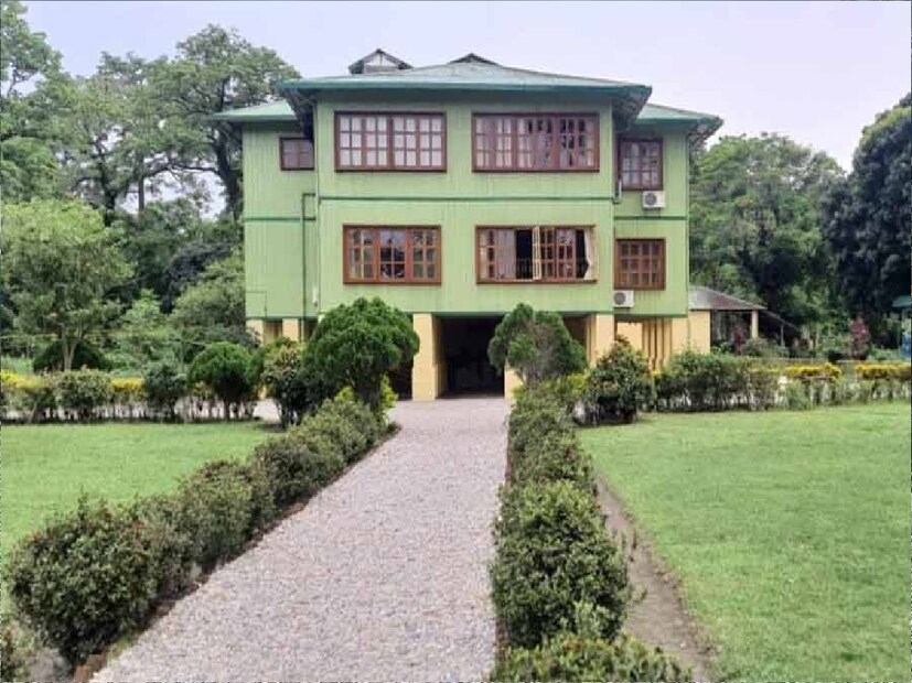 ১৯৬৭ সালে মাদারিহাটে জলদাপাড়া জঙ্গলের ভিতর বাংলোটি তৈরি হয়। বিভিন্ন বন্যজন্তু ও পাখিদের সান্নিধ্য উপভোগ করার জন্য দেশ-বিদেশের পর্যটকদের কাছে অত্যন্ত প্রিয় ছিল এই বনবাংলো। জঙ্গলের নিস্তব্ধতায় কিছুটা সময় কাটাতে এসেছেন অনেক নামীদামি মানুষ। প্রায় ৬৮ বছর ধরে এই বাংলোটিতে অজস্র পর্যটক এসে থেকেছেন। 