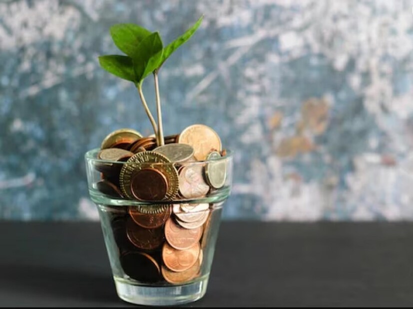 ব্যবসায় চরম ব্যস্ততার মাঝেই দু হাত ধরে মানুষকে সহযোগিতা করেন বিপদে মানুষের পাশে থাকতে পছন্দ করেন। বিপদগ্রস্ত মানুষের পাশে তিনি সশরীরে হাজির হন এমন ঘটনা বহুবার দেখা গেছে। এলাকা প্লাবিত হওয়া থেকে মানুষকে রক্ষা, করোনা সময় নানা ভাবে মানুষকে সহযোগিতা করা। আবার কন্যাদানে দরিদ্র পরিবারের পাশে থেকেছেন তিনি।