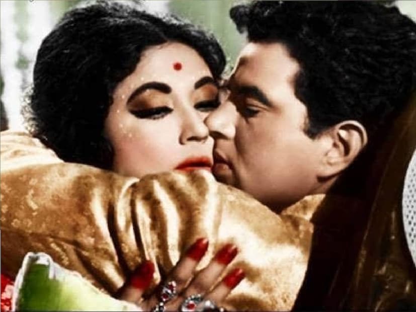কিন্তু শোনা যায়, হেমার আগে ধর্মেন্দ্রের সঙ্গে সম্পর্ক তৈরি হয় মীনা কুমারীর।