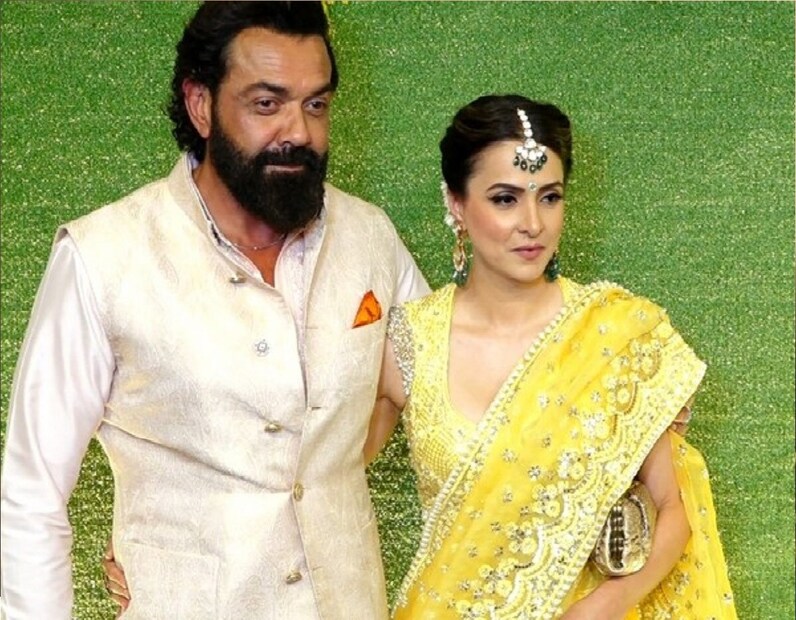 দেওল পরিবারের বাকি বধূদের মতো তানিয়াও প্রচারের আলো থেকে দূরেই থেকেছেন। ববির সঙ্গে তাঁর দুই পুত্র। তাঁদের নাম আর্যমান এবং ধর্ম দেওল।