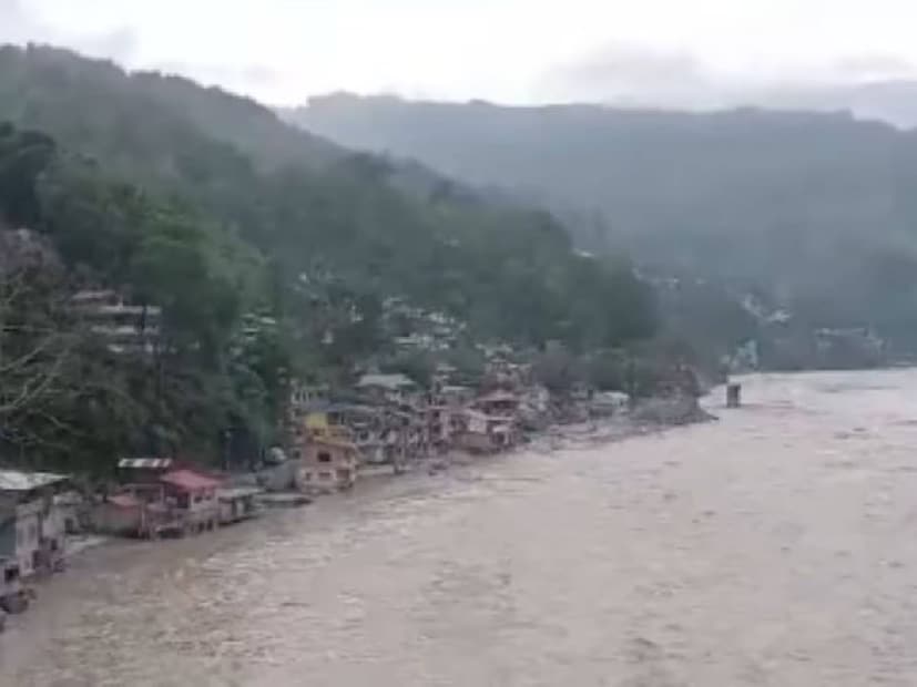 শনিবার ভারী বৃষ্টির পূর্বাভাস রয়েছে দার্জিলিং, কালিম্পং, আলিপুরদুয়ার, কোচবিহার এবং জলপাইগুড়ি জেলায়। মালদহ এবং উত্তর ও দক্ষিণ দিনাজপুর জেলায় বজ্রবিদ্যুৎ-সহ ভারী বৃষ্টির সম্ভাবনা রয়েছে।