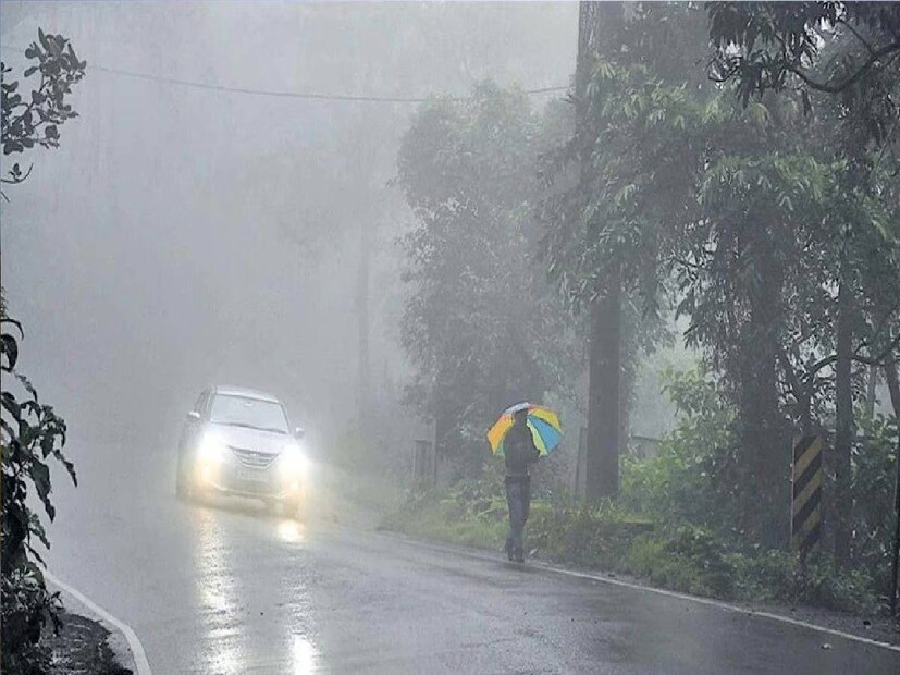 উত্তরবঙ্গে ভারী থেকে অতি ভারী বৃষ্টির সম্ভাবনা রয়েছে আগামী বুধবার পর্যন্ত বলে জানিয়েছে আবহাওয়া দফতর। রবিবার থেকে মঙ্গলবার দুর্যোগপূর্ণ আবহাওয়া থাকবে উত্তরবঙ্গের পার্বত্য এলাকায়।