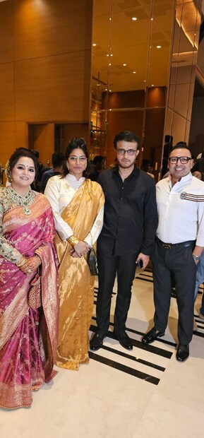 দাদা এদিন সমস্ত অতিথি অভ্যাগতদের সঙ্গে একেবারে বরকর্তার দায়িত্বে দেখা যায়৷ তিনি ছিলেন কালো রঙের ক্যাজুয়াল শার্ট ও কালো ট্রাউজার্স৷