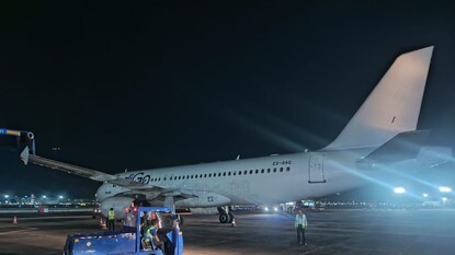 মাঝ আকাশে হঠাৎ ইঞ্জিন বিকল, ১৫০ যাত্রী নিয়ে বিপদে বিমান! কলকাতায় জরুরি অবতরণ মাঝ আকাশে হঠাৎ ইঞ্জিন বিকল, ১৫০ যাত্রী নিয়ে বিপদে বিমান! কলকাতায় জরুরি অবতরণ