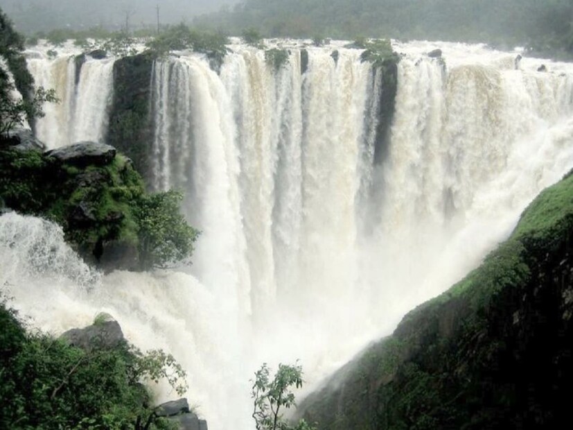 হাতে আর কটা দিন যোগ করলে বৃষ্টি দেখার আদর্শ জায়গা হল চোখ ধাঁধানো মেঘের দেশ মেঘালয় রাজ্য। ছোট্ট গ্রাম এই মৌসিনরাম। ঝর্ণার সশব্দ হাজিরা আর নৈসর্গিক সবুজে ঘেরা এই জায়গায় বর্ষাকালের অপরূপ দৃশ্য উপভোগ করার জন্য একেবারে ফাটাফাটি।