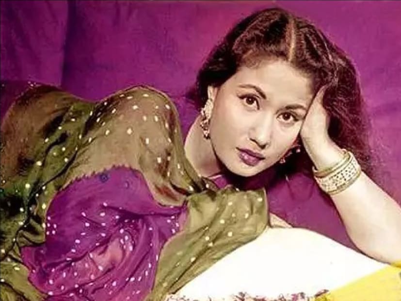 ধর্মেন্দ্রের প্রথম স্ত্রীর নাম প্রকাশ কউর। তার পর ১৯৮০ সালে হেমা মালিনীকে বিয়ে করেন ধর্মেন্দ্র। 