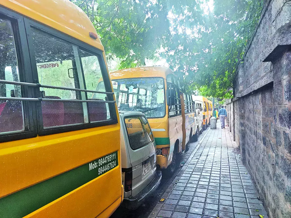 ফলে দূর থেকে, বৃষ্টি এবং কুয়াশাতেও এই রং সহজেই চোখে পড়ে। তাই কোনও স্কুলবাস দৃষ্টির সোজাসুজি না থাকলেও হলুদ হওয়ার কারণে সহজেই চোখে পড়বে। আর সে কারণেই স্কুলবাসগুলি হলুদ রঙের হয়।