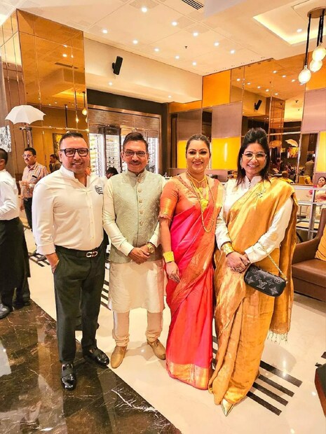 হাজির ছিলেন অরুণলাল ৷ তাঁরও সম্প্রতিই বিয়ে হয়েছে স্ত্রী বুলবুলির সঙ্গে তিনি এসেছিলেন এদিনের বিয়ের অনুষ্ঠানে৷
