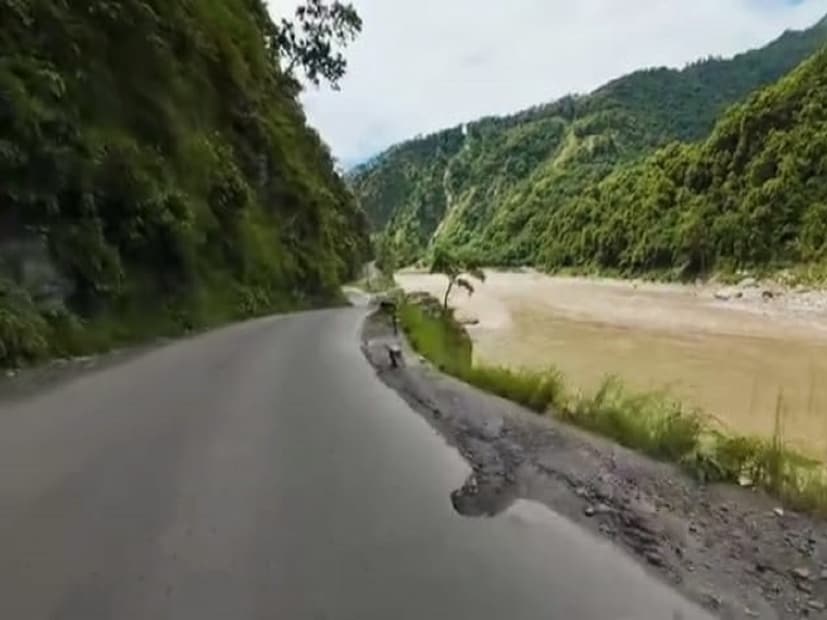 কালিম্পং-এর জেলা ম্যাজিস্ট্রেট, বালাসুব্রামানিয়ান টি ১০ নম্বর জাতীয় সড়ক এবং কালিম্পং জেলার অভ্যন্তরীণ রাস্তাগুলিতে যানবাহন চলাচল সীমিত এবং অন্য দিকে সরিয়ে দেওয়ার আদেশ জারি করেছেন।