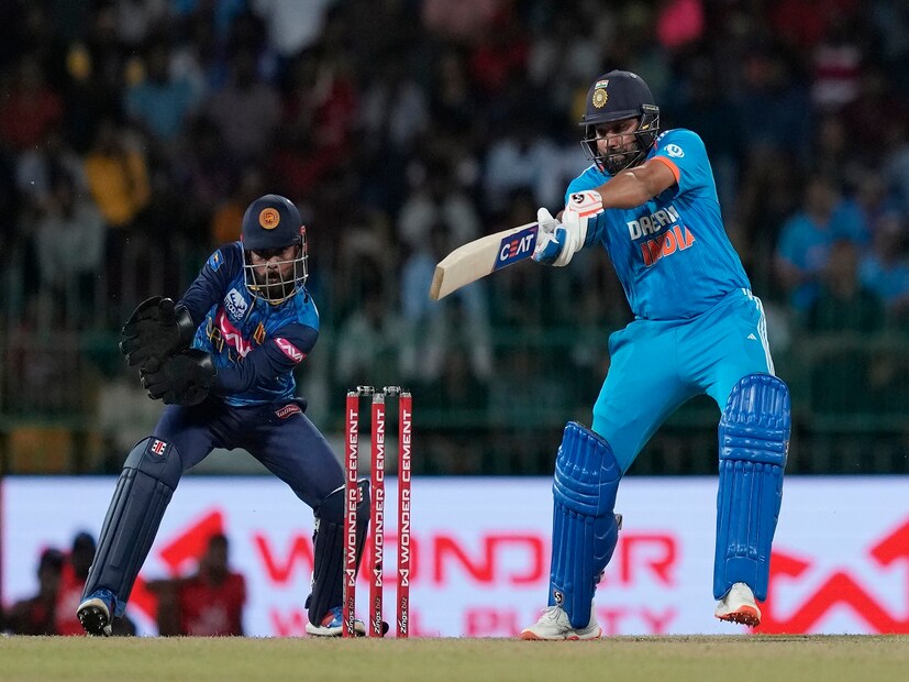 শ্রীলঙ্কার বিরুদ্ধে একদিনের সিরিজে লজ্জার হারের পর বর্তমানে লম্বা ছুটিতে রয়েছে ভারতীয় ক্রিকেট দল। ১৯ সেপ্টেম্বর বাংলাদেশের বিরুদ্ধে টেস্ট সিরিজ দিয়ে মাঠে ফিরবে টিম ইন্ডিয়া।
