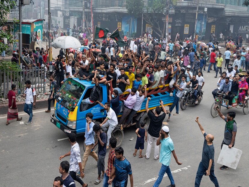 বর্তমানে বাংলাদেশ জুড়ে ব্যাপক বিক্ষোভ, কার্ফু এবং ইন্টারনেট বন্ধের কারণে ক্রিকেটার -সাপোর্ট স্টাফ-কোচ  এবং দর্শকদের নিরাপত্তা নিয়ে উদ্বেগ গুরুতর পর্যায়ে পৌঁছেছে। Photo- AP 