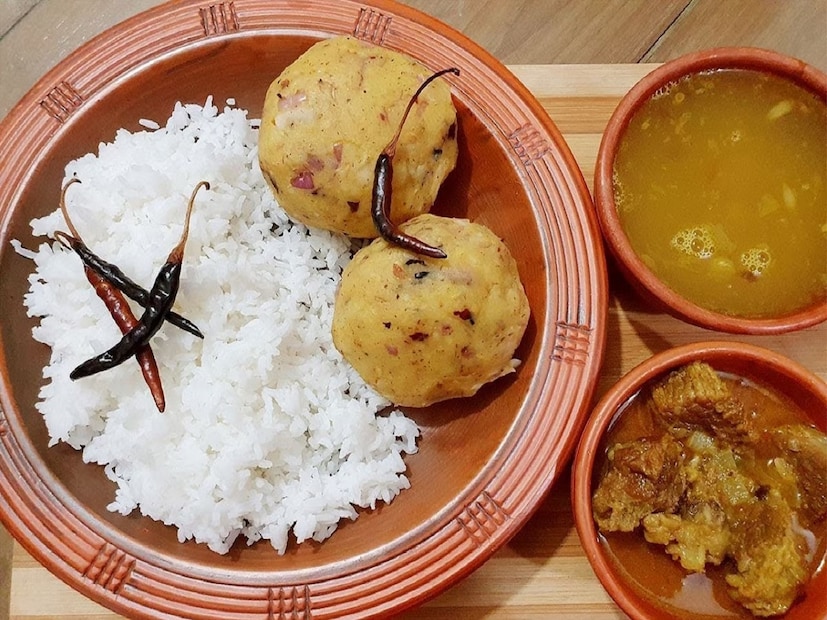 আলুর চোখা, আলু সেদ্ধ মাখা, আলু ভর্তা বা আলু ভাতে-- বাঙালির অতি প্রিয় পদ। কমবেশি সবাই এই খাবার খেয়েছেন। বাড়িতে খুব সাধারণ রান্না হলেই এই পদ রাঁধা হবেই। সময় কম থাকলে, ডালের সঙ্গে খাওয়ার জন্যে, পেটের রোগ হলে– বিভিন্ন সময় সহজে তৈরি করা যায় এই পদ করা হয়। (Disclaimer: এই প্রতিবেদনটি কেবলমাত্র সাধারণ তথ্যের জন্য, তাই বিস্তারিত জানতে হলে সর্বদা বিশেষজ্ঞের পরামর্শ নিন।)