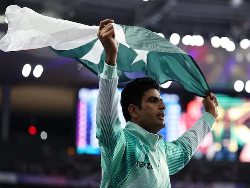 পুরুষদের জ্যাভলিন থ্রো ইভেন্টের ফাইনালে ৯২.৯৭ মিটার জ্যাভলিন ছুড়ে প্রথম স্থান অধিকার করেছেন নাদিম। তিনি শুধু একবার নয়, দু-দুবার নব্বইয়ের ঘর অতিক্রম করেছেন। জামাইয়ের এই ঐতিহাসিক কৃতিত্বে যারপরনাই উচ্ছ্বসিত নাদিমের শ্বশুরমশাই মহম্মদ নওয়াজ। ফলে নিজেদের গ্রামীণ ঐতিহ্য বজায় রেখে আরশাদ নাদিমকে দিলেন এক বিশেষ উপহার। কিন্তু কী সেই উপহার। আসলে জামাইকে উপহারস্বরূপ একটি মোষ তুলে দিলেন মহম্মদ নওয়াজ।