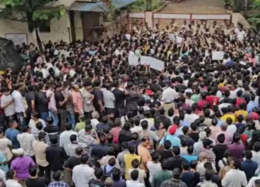 যে এফআইআর দায়ের করা হয়েছে, তাতে এক নির্যাতিতা শিশুকন্যার অভিভাবক গোটা ঘটনার বিবরণ দিয়েছেন পুলিশের কাছে। এফআইআর থেকে জানা গিয়েছে যে, গত ১৩ অগাস্ট সকাল ৯টা থেকে দুপুর ১২টার মধ্যে এই ঘটনাটি ঘটেছে। প্রাথমিক ভাবে ওই দুই শিশুর মা-বাবা ভয় পেয়ে গিয়েছিলেন। এরপরেই তাঁরা পুলিশের কাছে অভিযোগ দায়ের করার সিদ্ধান্ত নেন।
