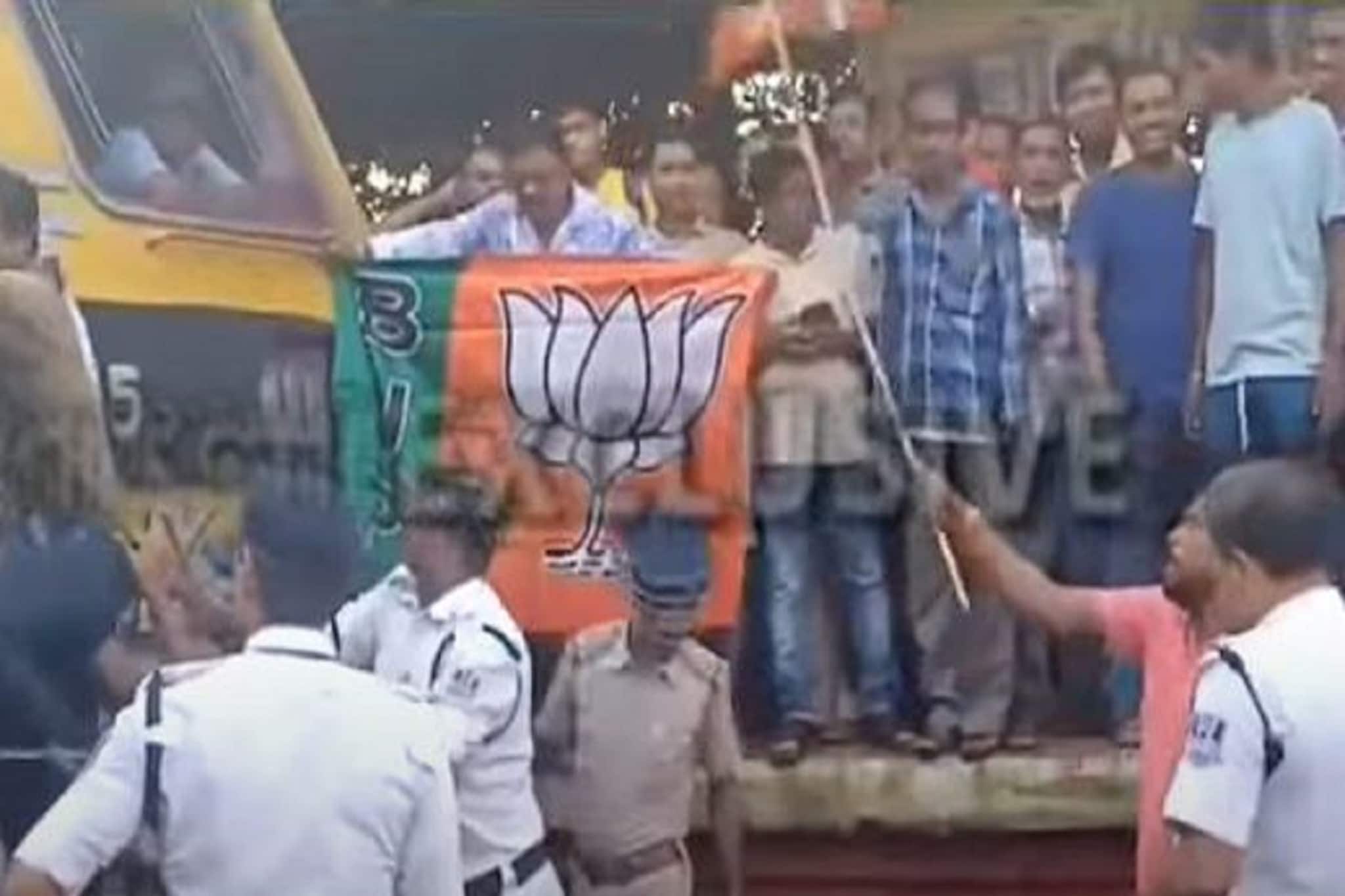 আটকে দেওয়া হল ব্যান্ডেল লোকাল, হুগলি স্টেশনে অবরোধ বিজেপি কর্মীদের