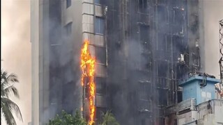 
যশোরে হোটেলে আগুন ধরিয়ে দেয় জনতা৷