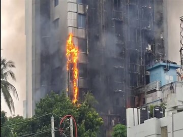
যশোরে হোটেলে আগুন ধরিয়ে দেয় জনতা৷