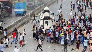বাংলাদেশে আক্রান্ত পুলিশ৷ ফাইল ছবি, রয়টার্স