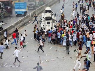 বাংলাদেশে আক্রান্ত পুলিশ৷ ফাইল ছবি, রয়টার্স