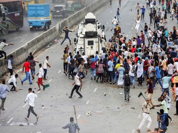 বাংলাদেশে আক্রান্ত পুলিশ৷ ফাইল ছবি, রয়টার্স