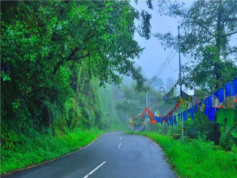 *এই বাসের জন্য মাথাপিছু পর্যটকদের দিতে হবে বাস ভাড়া ৭০০ টাকা। এই ৭০০ টাকায় থাকছে ব্রেকফাস্ট, লাঞ্চ-র ব্যবস্থা। তার মধ্যে সবচেয়ে প্রত্যন্ত এলাকা ভুটানঘাট। পাহাড় ও নদী ঘেরা এই এলাকাটি প্রাকৃতিক সৌন্দর্যে ভরপুর। বিশেষ অনুমতি থাকলেই সেখানে যাওয়া সম্ভব। সংগৃহীত ছবি। 