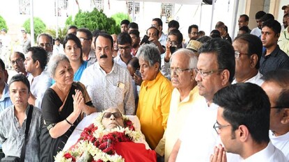 বুদ্ধবাবুকে শেষশ্রদ্ধা বুদ্ধবাবুকে শেষশ্রদ্ধা