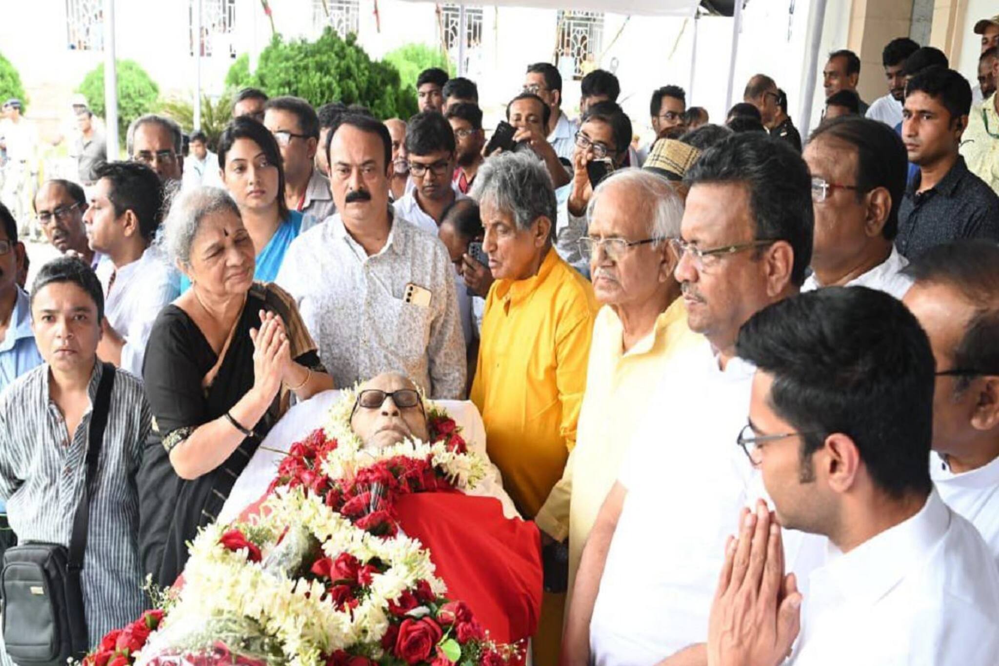 'সকলের প্রিয়জন', বিধানসভায় বুদ্ধদেবের মরদেহ, শাসক-বিরোধীদের শেষ শ্রদ্ধাজ্ঞাপন