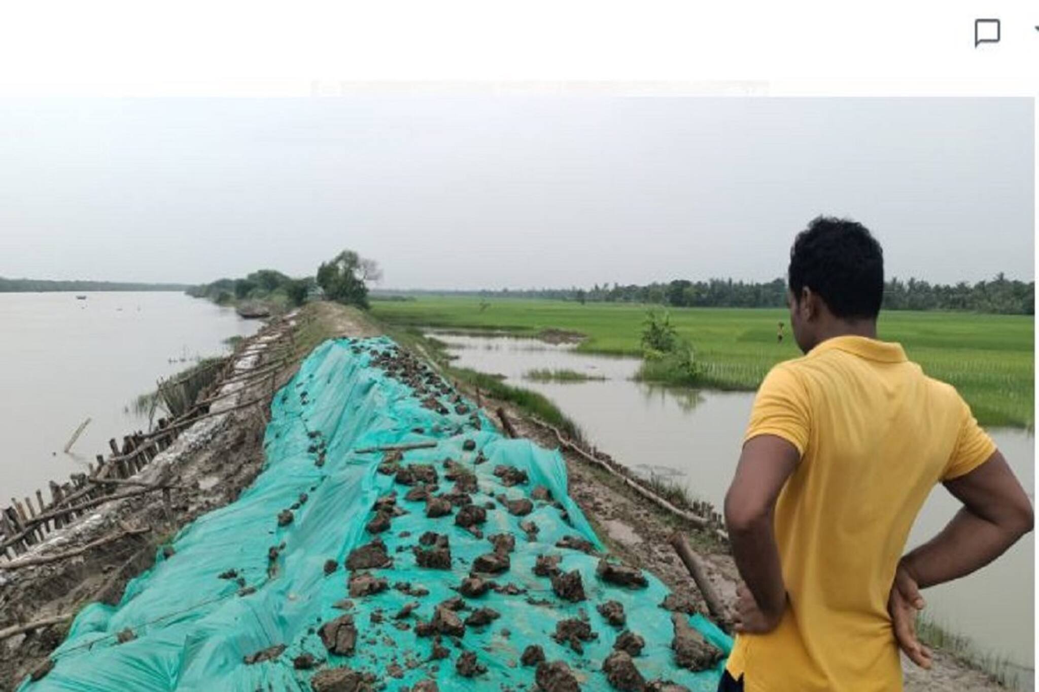 ত্রিপল চাপিয়ে বাঁধ বাঁচানোর চেষ্টা, নামখানার গ্রামে আতঙ্ক! বিপদ মৌসুনী দ্বীপ