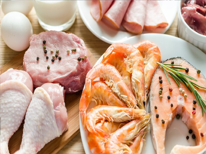 *চিকেন নাকি মাছ, গরমে কোনটা খাবেন?​​এই ব্যাপারে কিংশুক প্রামানিক বলেন চিকেনের তুলনায় মাছ হল সহজপাচ্য খাবার। কিন্তু তাই বলে গরমে নিজের পছন্দ মতো চিকেন এবং মাছ ঘুরিয়ে ফিরিয়ে খেতে পারেন। তাতেই দেহে পুষ্টির ঘাটতি মিটে যাবে। এমনকি বহু রোগ ব্যাধি থেকে মুক্তি পাবেন। সংগৃহীত ছবি।