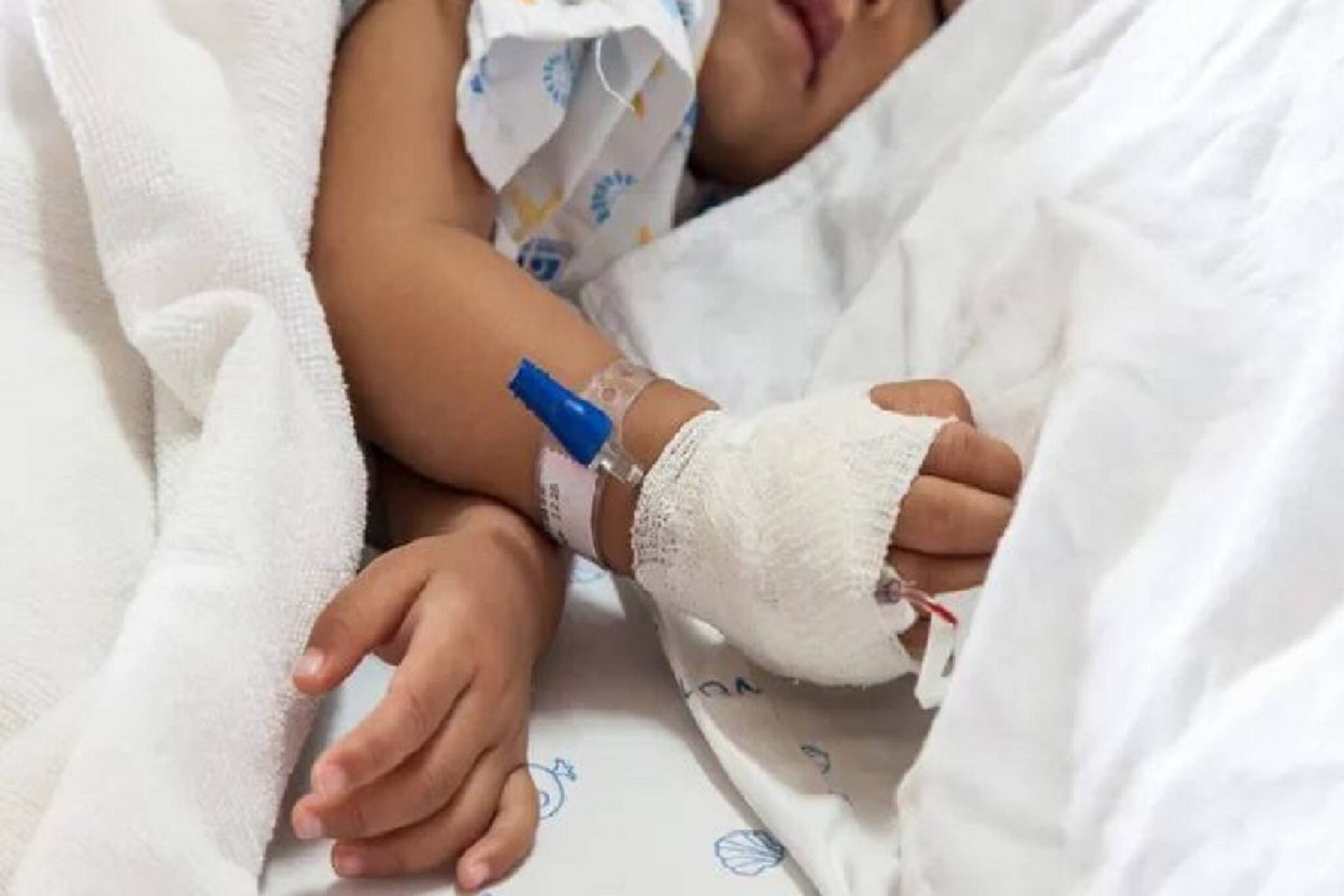 ডেঙ্গু আক্রান্ত হয়ে বালকের মৃত্যু!আপনার বাচ্চা জ্বরে ভুগছে?কী করবেন, কী নয় জানুন