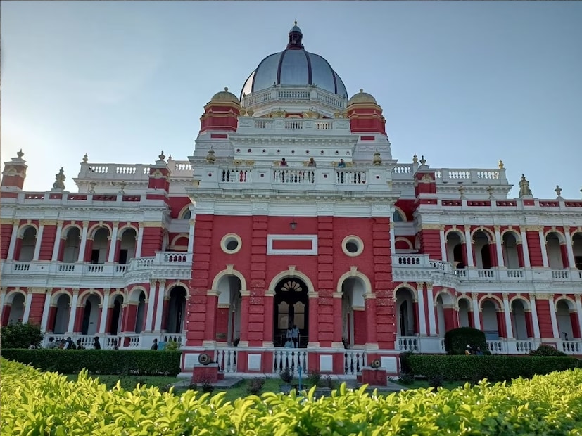 *মাত্র ২০ টাকা জনপ্রতি টিকিট মূল্যের সারাদিন এই রাজ আমলের রাজবাড়িতে কাটাতে পারবেন। ঘুরে ঘুরে দেখতে পারবেন একের পর এক ইতিহাসের নিদর্শন।