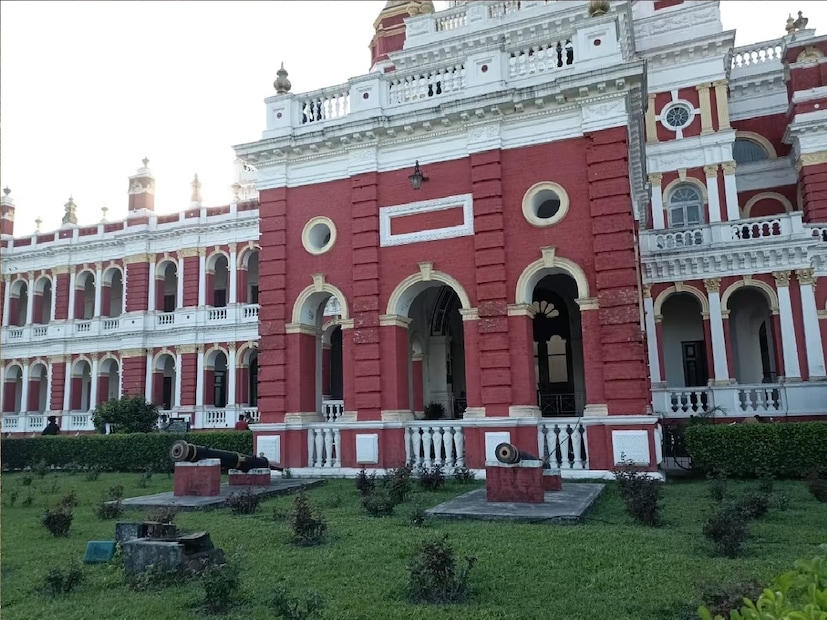 *রাজ আমলের ইতিহাসের টানে বহু পর্যটক এসে থাকেন এখানে। এছাড়াও রয়েছে মন মাতানো সৌন্দর্য। সামনেই আসন্ন দুর্গা পুজো। আর পুজো উপলক্ষ্যে অনেকেই এদিক-ওদিক বেড়াতে গিয়ে থাকেন। যাদের ইতিহাস বিষয়ে আগ্রহ রয়েছে। যাঁরা রাজ আমলের নিদর্শনের সৌন্দর্য মুগ্ধ হতে চান তাঁরা অবশ্যই আসতে পারেন এই রাজবাড়ি ঘুরতে।