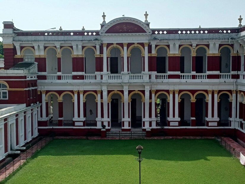 *রাজবাড়িতে আসা সুদূর পঞ্জাবের বাসিন্দা, পেশায় সেনা কর্মী হরপাল সিং জানান, &quot;রাজ বাড়ির সৌন্দর্য সত্যি মুগ্ধ করবে যেকোনোও মানুষকে। এমনিতে কোচবিহার রাজবাড়ির বাইরের দৃশ্য দারুণ সুন্দর। তবে রাজবাড়ির ভেতরে রয়েছে রাজ আমলের জিনিস সংগ্রহ করে তৈরি করা একটি সংগ্রহশালা। যা ছোট থেকে বড় সকলের মন মুহুর্তেই আকর্ষণ করতে পারে। তবে দীর্ঘ সময়ের পুরোনো হওয়ার কারণে কিছু জায়গায় সংস্কার প্রয়োজন রয়েছে। কিন্তু, রাজ আমলের ইতিহাস এই রাজবাড়ির আনাচে কানাচে ছড়িয়ে ছিটিয়ে রয়েছে।&quot;
