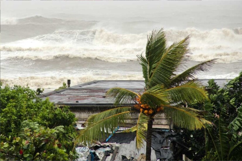 বুধবার থেকে কলকাতাতে হালকা মাঝারি বৃষ্টি শুরু হতে পারে। রবিবার সকালে কলকাতায় সর্বনিম্ন তাপমাত্রা ছিল ২৫ ডিগ্রি সেলসিয়াস। যা স্বাভাবিকের তুলনায় ০.৮ ডিগ্রি সেলসিয়াস বেশি। শনিবার বিকেলে সর্বোচ্চ তাপমাত্রা ছিল ২৯.৭ ডিগ্রি সেলসিয়াস। স্বাভাবিকের তুলনায় যা ২.৭ ডিগ্রি সেলসিয়াস কম। বাতাসে জলীয় বাষ্পের পরিমাণ ৭৭ থেকে ৯৬ শতাংশ। আগামী ২৪ ঘন্টায় তাপমাত্রা থাকবে ২৫ থেকে ৩২ ডিগ্রি সেলসিয়াসের মধ্যে। 