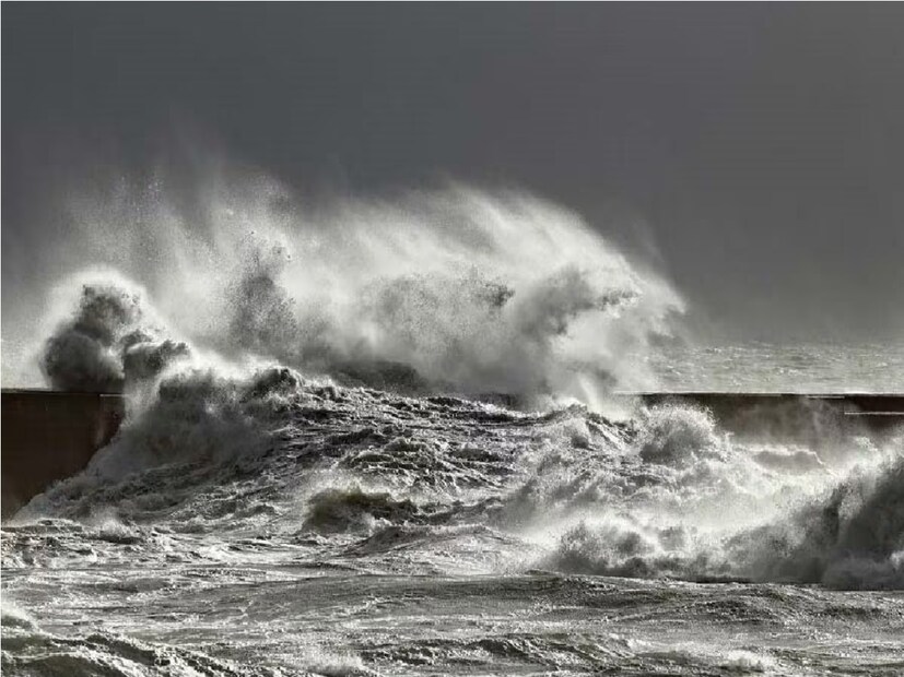 তাই ঘূর্ণিঝড়টি এই সময়ে আরব সাগরে সক্রিয় হওয়ায় বিস্ময় প্রকাশ করেছেন আইএমডির আবহাওয়া বিজ্ঞানীরা এবং একে একটি আবহাওয়ার বিরল ঘটনা বলে বর্ণনা করেছেন তাঁরা।