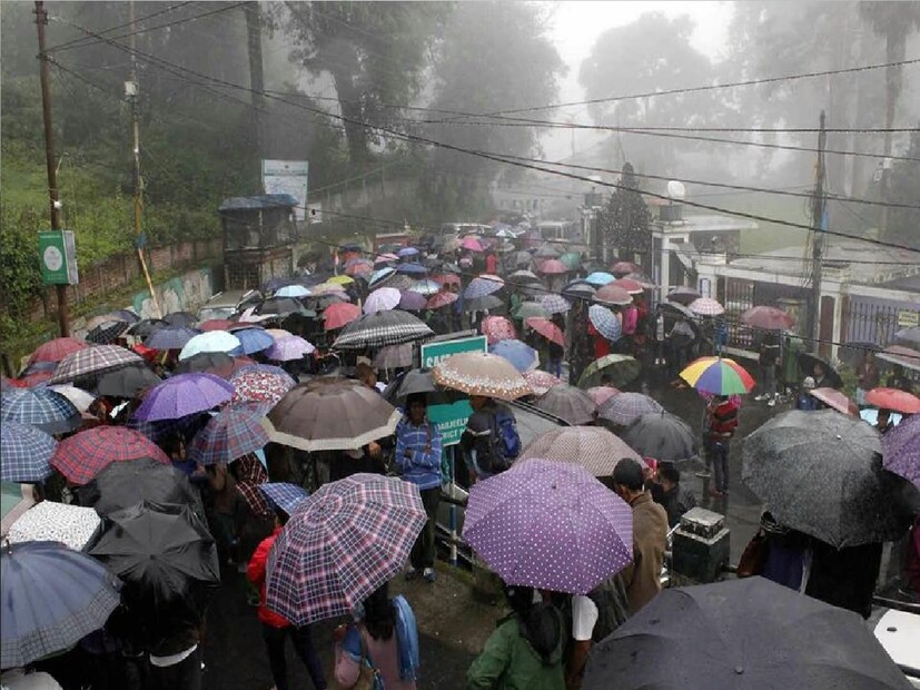 দার্জিলিং : ঠাণ্ডা হাওয়া। কুয়াশাচ্ছন্ন শৈলশহর। তাপমাত্রা ৯-১০ ডিগ্রি। পর্যটকেরা খুশী। 
