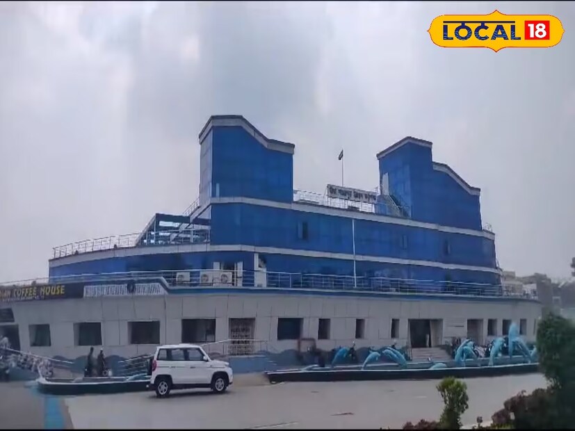 *দিঘা সমুদ্র বক্ষে বিলাসবহুল প্রমোদতরী শুরু করার উদ্যোগ গ্রহণের সময় থেকেই পর্যটক থেকে সাধারণ মানুষের কৌতূহলের শেষ নেই। বিভিন্ন সময়ে সমুদ্রবক্ষে এই প্রমোদতরী দেশে বেড়ানোর দিনক্ষণ স্থির হলেও বিভিন্ন জটিলতার কারণে তা পিছিয়ে যায়। প্রতিবেদনঃ সৈকত শী। 