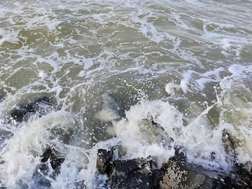 নিম্নচাপের ল্যাজের ঝাপটার মধ্যেই ঘূর্ণাবর্তের আশঙ্কা, কতদিন চলবে বৃষ্টি