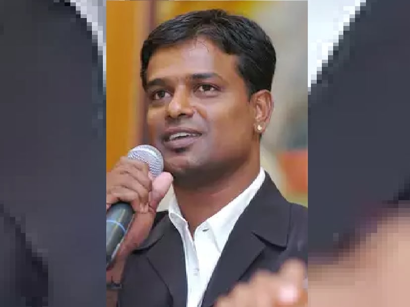 কেনিয়া ২০০৭ এ টি-টোয়েন্টি বিশ্বকাপের ওপেনিং এডিশনে অংশ নিয়েছিল এছাড়াও ২০০০ থেকে ২০০৪ সাল পর্যন্ত চ্যাম্পিয়ন্স ট্রফির তিনটি ফর্মে অংশ নিয়েছিল। তবে, তারা যোগ্যতা অর্জন করতে ব্যর্থ হয়ে এবং ২০১৪  ওডিআই মর্যাদা হারায়।