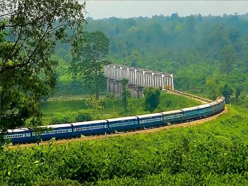*শিলিগুড়ি অর্থাৎ নিউ জলপাইগুড়ি স্টেশন থেকে সামসিংয়ের দূরত্ব প্রায় ৮১ কিলোমিটার। নিউ জলপাইগুড়ি স্টেশনে নেমে ভাড়ার গাড়িতে যেতে হবে এই গ্রামে। বাসও রয়েছে। ফাইল ছবি।