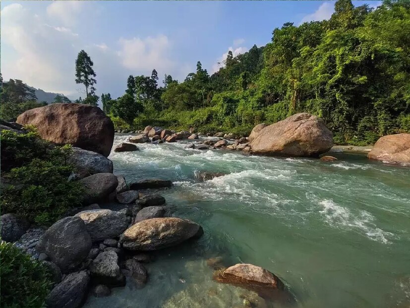 *এই জায়গাটি ডুয়ার্সের এমন একটি জায়গা, যেখানে পাহাড়ের কোলে হোমস্টে কিংবা হোটেলে বসে অবিশ্রাম জলধারায় ধুয়ে যাওয়া জঙ্গলের রূপ চাক্ষুষ করার সুযোগ মিলবে। এমন নীরব নৈশব্দিক সৌন্দর্য যা আপনি আগে কখনও দেখেননি। নাম সামসিং গ্রাম। ফাইল ছবি।