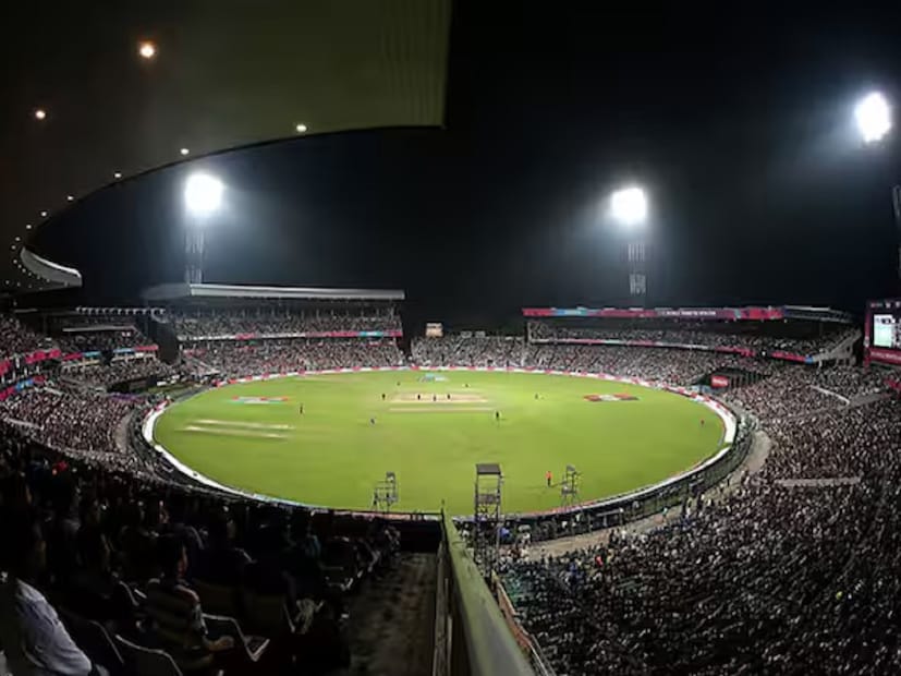 ইডেন গার্ডেন্স তার ব্যাটিং-ফ্রেন্ডলি পিচের জন্য বিখ্যাত, যা উভয় দলকেই সাহায্য করবে। ম্যাচ চলাকালীন শিশির একটি গুরুত্বপূর্ণ ভূমিকা পালন করবে বলে আশা করা হচ্ছে। টস জিতে প্রথমে বোলিং করার সিদ্ধান্তকে সঠিক মনে করা হচ্ছে। বৃষ্টির কোনও সম্ভাবনা নেই।