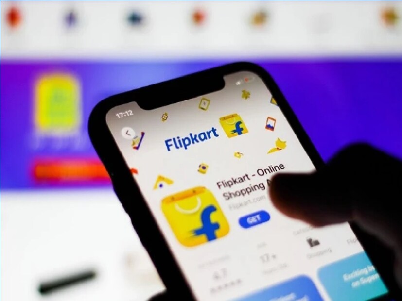 iPhone 16 এবং iPhone 16 Plus:গত বছরের সেপ্টেম্বরে লঞ্চ হয়েছিল iPhone 16 এবং iPhone 16 Plus। এই দুই ফোনেই রয়েছে Apple-এর ইন-হাউজ A18 Bionic চিপসেট। তবে এই দুই ফোনের একটাই পার্থক্য। আর সেটা হল স্ক্রিন সাইজ এবং ব্যাটারি ক্যাপাসিটি। iPhone 16-এ রয়েছে ৬.১ ইঞ্চি মাপের ৬০ হার্ৎজ OLED প্যানেল। আর iPhone 16 Plus রয়েছে একটু বড় অর্থাৎ ৬.৭ ইঞ্চি মাপের ৬০ হার্ৎজ OLED ডিসপ্লে।