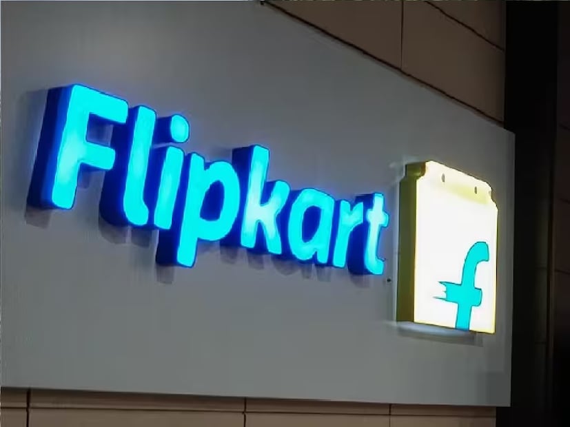 iPhone 15 এবং iPhone 15 Plus:এই সেলে iPhone 15 এবং iPhone 15 Plus মিলছে অনেকটাই ছাড়ে। নতুন মডেলের মতো উভয় ফোনের পার্থক্য রয়েছে স্ক্রিন সাইজ এবং ব্যাটারি ক্যাপাসিটিতে। দুই ফোনেই রয়েছে A17 Bionic চিপ। সেই সঙ্গে থাকে ড্যুয়াল ক্যামেরা সেট-আপ। রয়েছে ৪৮ মেগাপিক্সেলের প্রাইমারি সেন্সর এবং ১২ মেগাপিক্সেলের আল্ট্রাওয়াইড লেন্স। নতুন প্রজন্মের মতোই উভয় ফোনই ২৫ ওয়াট ওয়্যার্ড এবং ১৫ ওয়াট ওয়্যারলেস চার্জিং সাপোর্ট করে। তবে মনে রাখা আবশ্যক যে, এই দুই ফোন কিন্তু Apple Intelligence সাপোর্ট করে না।